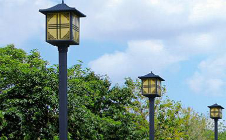 太阳能新区庭院灯怎么选亮度与续航更耐用